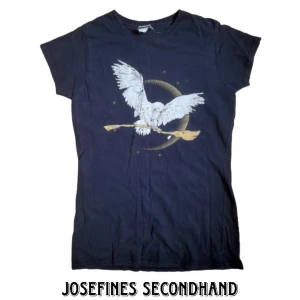 Witchy lila t-shirt med uggla motiv - Mörklila tröja med tryck av en uggla, kvast och guldig skärmåne. Använd gärna köp nu/prisförslag funktionen