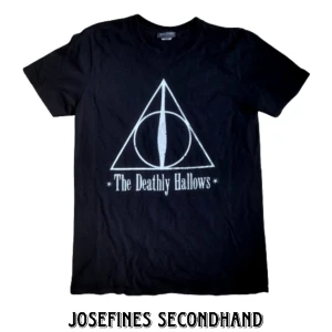 Svart Harry Potter t-shirt - Svart Harry Potter tröja med distressed Deathly Hollows tryck. Använd gärna köp nu/ prisförslag funktionen