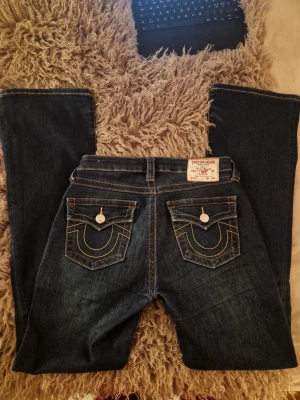 True Religion -  True Religion i modellen becca! Har lite slitningar längst ner på båda benen eftersom dom varit lite för långa!