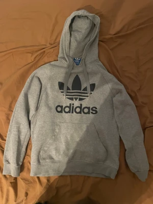 Adida hoodie - En grå svart adidas hoddie 