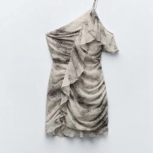 Klänning från Zara - Supersnygg kort klänning från Zara med volanger och tunna axelband. Klänningen har storlek xs. Jätte ledsen att jag behöver sälja denna för den är såååå fin men tyvärr blivit för liten för mig. För bättre bilder skriv gärna 