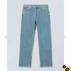 Weekday Space Relaxed Straight Jeans - Blå jeans från Weekday i modellen Space Relaxed Straight. Klassisk femficksdesign, raka ben och normal passform. Jeansen är tillverkade i bomull och har en snygg, tidlös tvätt. Perfekta för en chill och avslappnad look.