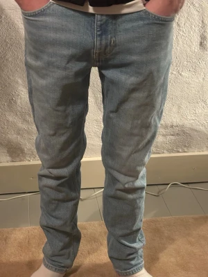 Weekday Jeans - Säljer ett par ljusblå jeans med klassisk rak passform. Jeansen har normal midja och fem fickor. Perfekta till en avslappnad stil och passar till det mesta. Materialet är tåligt denim i bomull. Märke Weekday, Ny pris 899kr vårt pris 199kr, Nytt skick✅.  Storlek 32 Hör av dig vid funderingar 📦