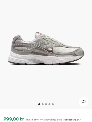 Nike Zoom Vomero 5 sneakers silver/vit/brun - Nike Zoom Vomero 5 sneakers i en clean mix av silver,brun och vitt. Ovandel i mesh och syntet med coola detaljer och reflekterande swoosh. Skorna har snörning och en chunky, bekväm sula som ger grym komfort. Perfekta för dig som gillar sportig och trendig stil.
