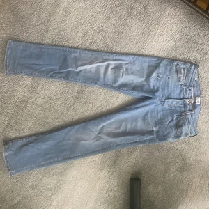 Jack&jones jeans glenn - Säljer ett par schyssta Jack&jones jeans i storlek 29/30 modell Glenn. Snygga slitningar. Tyvärr kommer de ej till användning och därav det låga priset