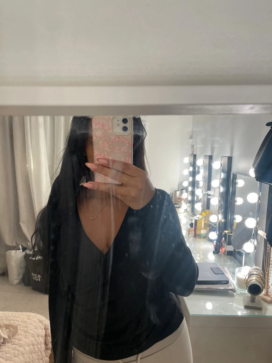 Svart omlottopp med v-ringning