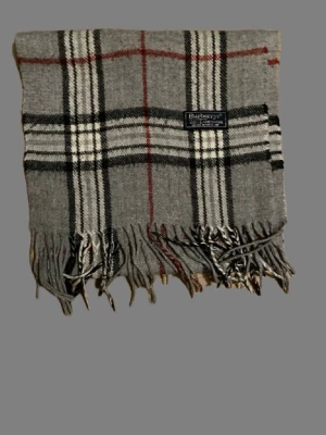 Burberry Scarf - Burberry scarf i klassiskt rutmönster. Helt ny och aldrig använd. Självklart äkta. Väldigt snygg och passar till typ allt. Priset går att diskutera:)