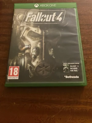 Fallout 4 Xbox One - Fallout 4 till Xbox One i originalfodral med manual. Skivan ser ut att vara i gott skick utan synliga repor. Ett utmärkt val för dig som vill uppleva ett av de mest populära rollspelen. PEGI 18. Komplett med Vault-Tec-manual.