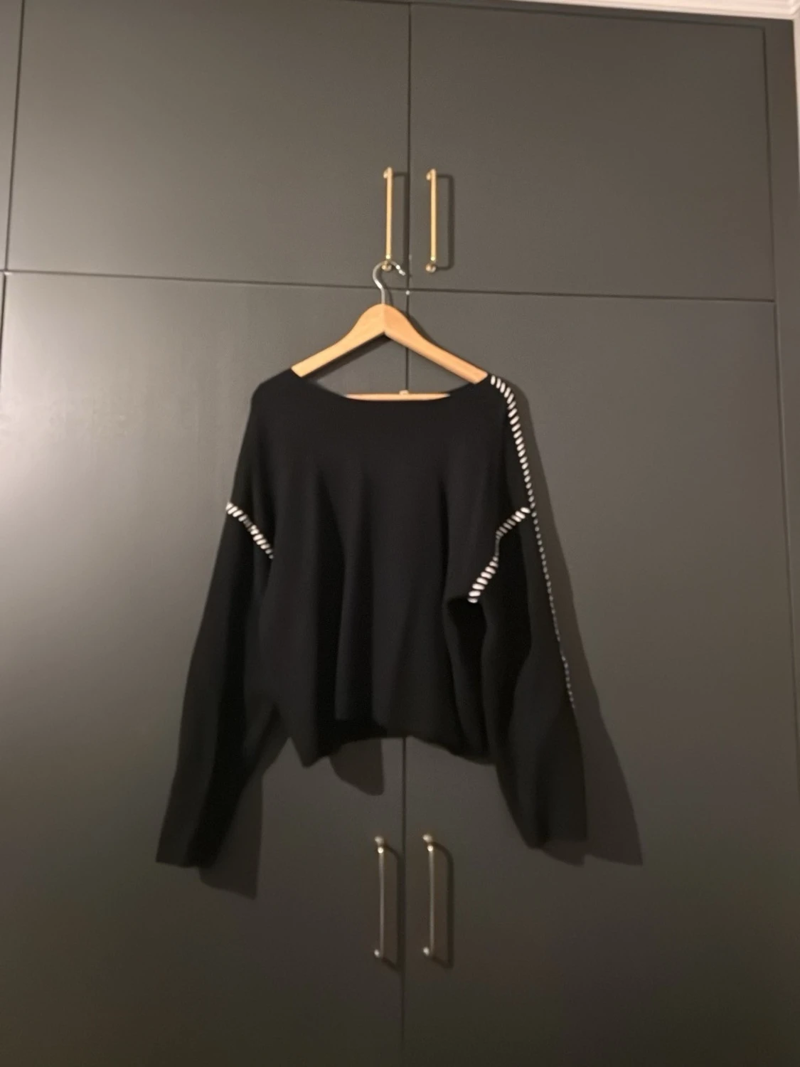 Svart stickad tröja med vita detaljer - 1