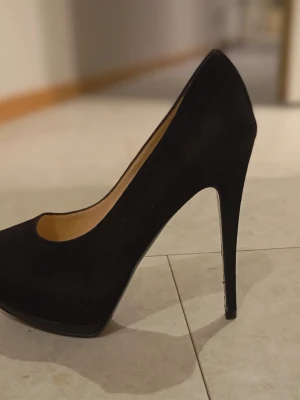 Roberto Festa stilett pumps!  - Äkta oanvända Roberto Festa stilettklackade pumps säljes! Supersnygga eleganta och så otroligt sexiga! Klackhöjd 13,5cm och framplatån 4 cm. Skickas eller möta upp i Stockholm City. 