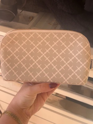 By malene birger necessär  - Endast använd en gång, därav i nyskick