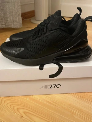 Nike air Max 270 - Nike 270 i storlek 42. Litet hål på vardera sko där skon böjs när man går, men inget som syns då designen har ”hål” och det som slitits lite (sista bilder). Skolådan finns kvar. Nypris 1849kr