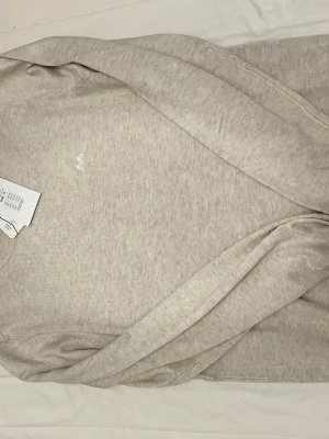 Offwhite stickad tröja Lindbergh S - Säljer en stilren offwhite stickad tröja från Lindbergh i slim fit. Tröjan har rund halsringning, diskret broderad logga på bröstet och långa ärmar. Perfekt basplagg till garderoben och enkel att matcha med allt. Helt ny använd en gång original pris 599