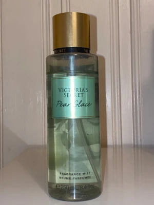 Victoria's Secret Pear Glacé Mist - Fräsch body mist med inslag av sötad päron och daggfrisk melon. Volym: 250 ml. Ca 90 procent av innehållet kvar💗🍐🫧