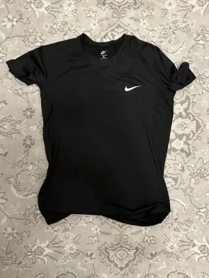 Svart Nike compressionshirt  - Nike compression shirt, effekt för träning.  Liten passform  