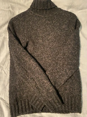 Mörkbrun polotröja från Morris - Säljer en mörkbrun grovstickad polotröja från Morris. Vilket är varm och prefekt för kyligt väder 
