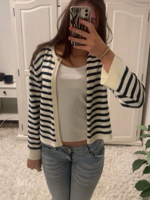 GinaTricot Randig Kofta - Helt ny kofta från Gina, använder endast en gång.