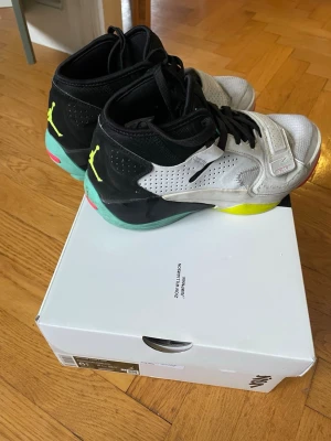 Jordan Zion 2 sneakers strl 39 - Säljer ett par Jordan Zion 2 sneakers i storlek 39. Skorna har en mix av svart, vitt och neonfärger med coola detaljer som den ikoniska Jumpman-loggan i gult och färgglad sula. Ovandelen är i syntet och mesh med snörning och perforerade partier för extra ventilation. Priset är inte hugget i sten. Var inte rädd att höra av dig.