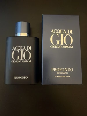  Giorgio Armani Acqua di gio profondo parfym  - Fet giorgio Armani parfym. 75 ml originellt skulle gissa på att det är ungefär 70 ml kvar. Om du har några frågor är det bara att fråga 