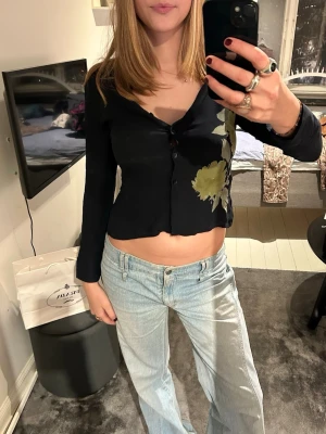 blå topp med blom detalj  - jättefin topp med blomdetalj på sidan! storlek S och jag är 175 cm lång💓 hör av er vid frågor!!