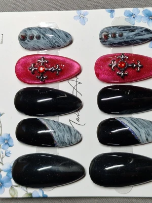 Svarta och rosa lösnaglar med dekoration - Handgjorda nagel set bra kvalitet och fina. Man får med rengöring beskrivning o de man behöver för att applicera naglarna❤️ storlek L