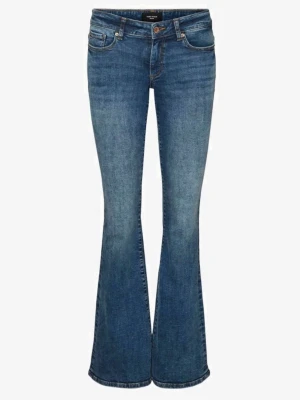 Blå bootcut jeans från Vero Moda - Säljer ett par klassiska blå bootcut jeans från Vero Moda. Jeansen har låg midja, fem fickor och snygga kontrastsömar. Tillverkade i mjukt denim-material som sitter skönt och ger en tidlös look. Perfekta blåa jeans💗