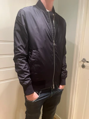J.lindeberg jacka - Mörkblå jacka från J.lindeberg. Helt ny med lapp. Passar perfekt till våren och hösten. Hör av er om ni har frågor!