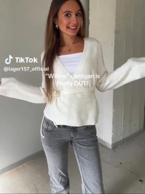 Vit omlottkofta från Lager 157 - Det är jag i tiktok videon, jättemjuk och skön🤍🤍