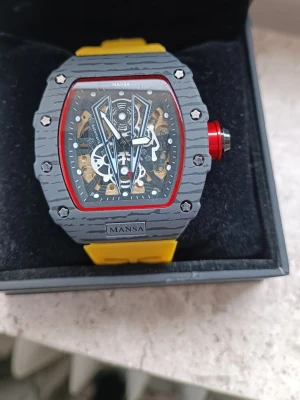 Automatisk Skelett-klocka – Grå "Carbon" & Gult Gummi  - Säljer en riktigt iögonfallande automatisk klocka.. Denna modell har en sportig och lyxig look med  ett bekvämt gult gummiarmband som verkligen poppar! Urverk: Automatisk (självuppdragande). Du ser mekaniken röra sig både genom urtavlan och glasbaksidan – inget batteri behövs!. Köptes från wearmansa.com