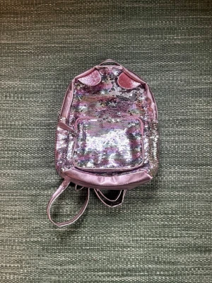 Rosa glittrig barnryggsäck från Lindex - Säljer en superfin rosa ryggsäck från Lindex med glittriga paljetter på framssidan och metallicdetaljer. Väskan har justerbara axelband, ett stort huvudfack och en praktisk ytterficka med dragkedja. Perfekt för dig som vill sticka ut lite extra!