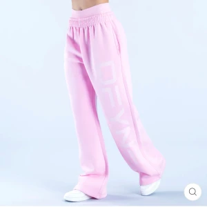 Rosa mjukisbyxor från Dfyne  - Säljer ett par helt oanvända ljusrosa mjukisbyxor från DFYNE. 