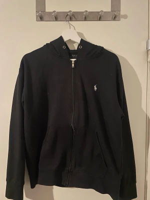 Ralph lauren zip tröja - Säljer denna snygga tröja från Ralph lauren, den är i bra skick och snygg! Pris kan diskuteras! 