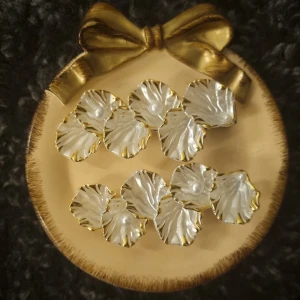 Ett par hårspänne i pärlemor och guld - Längd 5,5 cm