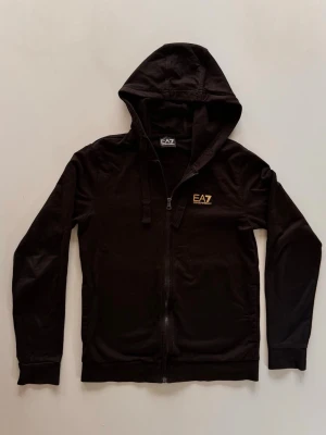 Svart Armani cardigan  - Svart Armani cardigan med detaljer på ryggen. Inga defekter och knappt använd. Storlek M