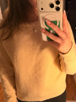 Ljusgul stickad tröja från Bik Bok - Supermysig ljusgul stickad tröja från Bik Bok. en relaxed passform som är perfekt för kyliga dagar. Enkel och stilren design som är lätt att matcha med allt.🥰 endast använd 1 gång, säljer pga att den inte kommer till användning 💞💞