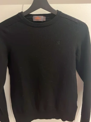 Morris tröja - Säljer denna då den inte passar. Den är i storlek M men sitter som en liten S. Den är i nyskick då den knappt använts🙌