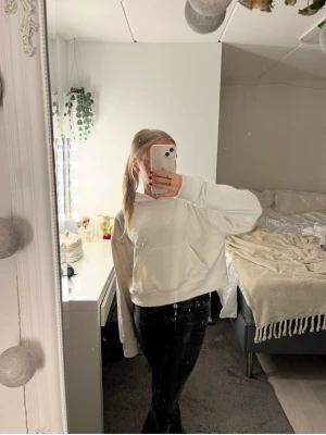 Vit juicy hoodie - jätteskön vit juicy hoodie med luva och juicy tryck över hela