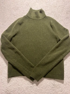 Mng Stickad Tröja - Köpt från Sellpy och säljs då den är för liten. Är lite urtvättad och har vita fläckar på armarna sen den tidigare ägaren. Kom privat för fler frågor 💕