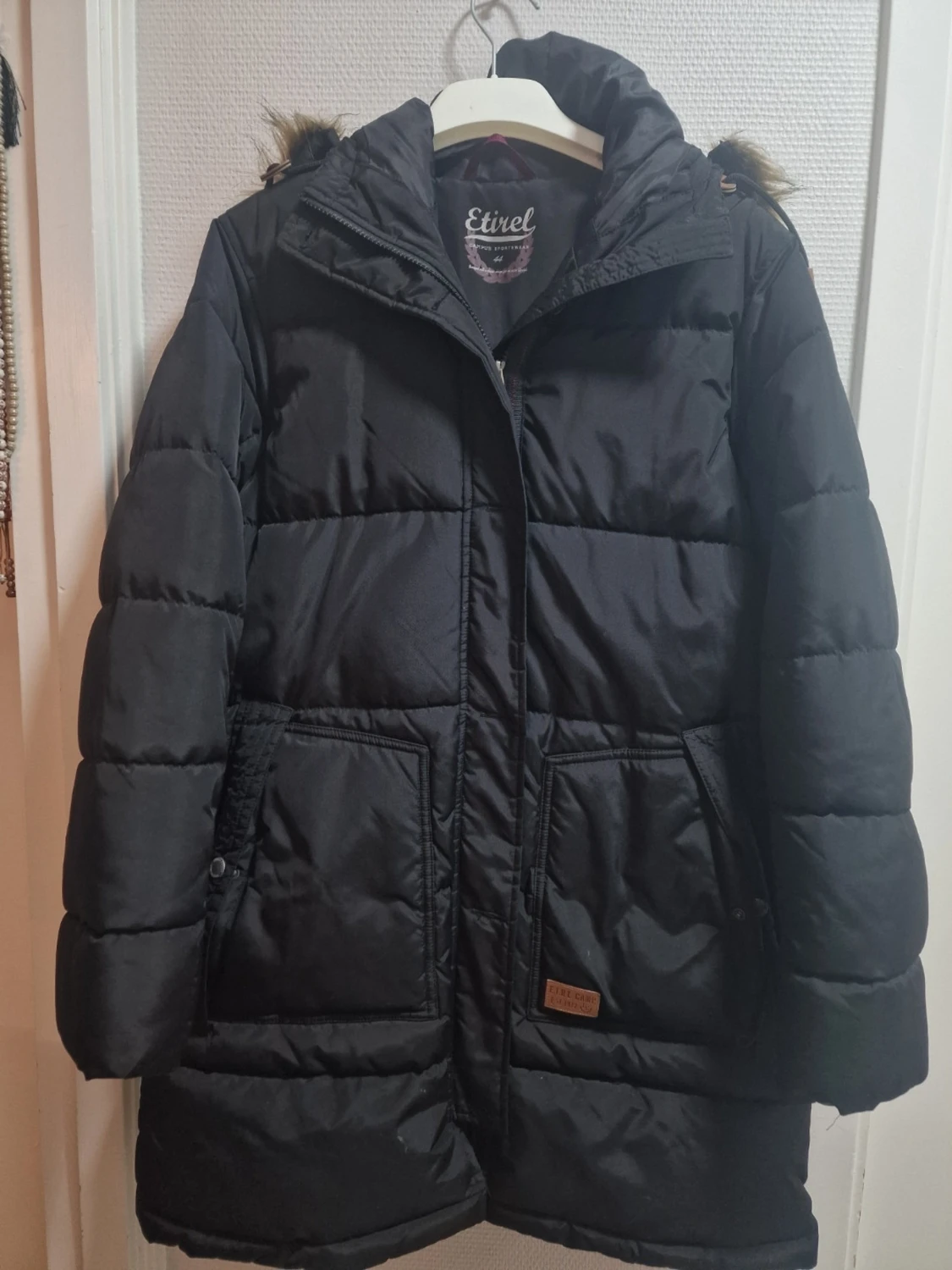 Svart pufferjacka från Etirel