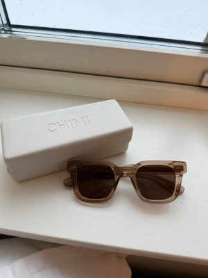 Chimi glasögon - Säljer ett par guld/brun aktiga chimi glasögon. De är model 04 och säljer pga av att dom knappt kommit till användning💕