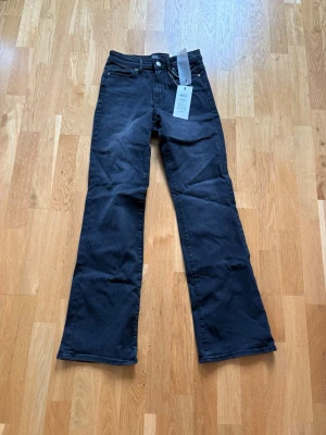 Svarta bootcut jeans  - Skitsnygga svarta bootcut jeans från only men som tyvärr är för stora. Storleken är M/32 så det är normallängd på benen. De är högmidjade och aldrig använda, enbart prövade. Lapp och allting är kvar. Nypris 449. Skriv om du har frågor!