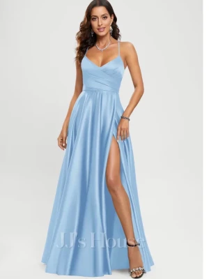 Ljusblå Balklänning  - Supersnygg ljusblå långklänning från JJ's House i satinliknande material. Klänningen har smala axelband, v-ringad omlott framtill, öppen rygg med snörning och en hög slits på ena sidan. Perfekt för bal eller student! Säljes pga ej använd. Köpt för 1800 inklusive frakten