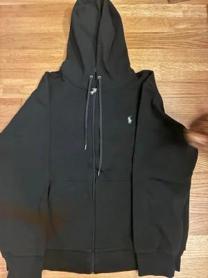 Polo Ralph lauren hoodie - Säljer min svarta Ralph lauren hoodie för att den inte kommer till användning längre. storlek L, skick 9/10