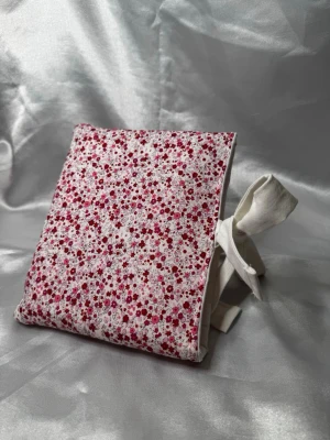  BOOK SLEEVE - With Glow and Go’s handmade book sleeves it’s much more elegant to store your favorite book! 📕 This book sleeves is timeless and will keep your book protected against weather, tear or folds! ☀️  Measurements ≈ 23cm x 18cm   ⚠️: Note that this is only for pocket sized books!!!18cm x 10cm is the only measurement that fits in this book sleeve. Prince is non-negotiable.  Glow n’ Go is a small business shipped from Sweden🇸🇪 Everything is handmade with care and quality! 🎀   Thank you for supporting us! 