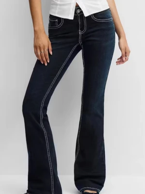 Bootcut jeans med kontrastsömmar - Säljer ett par mörkblå bootcut jeans med tydliga vita kontrastsömmar. Byxorna har låg midja och klassiska fickor både fram och bak. Från Gina Young 