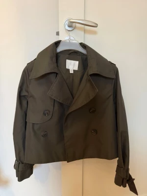 Kort trenchcoat  - Grön trenchcoat från hm 
