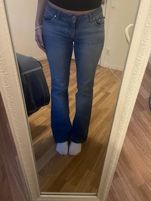 Bootcut jeans - Ett par superfina bootcut jeans från Vero Moda Midjemått tvärsöver: 38 cm Innerbenslängd: 77 cm Passar S/M Har en fläck på ena knät  Har även två hål vid midjebandet innanför byxorna som inte sys utanpå Skriv om du har några frågor🫶🏼🫶🏼