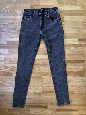 Grå manchesterbyxor från Amiri - Säljer ett par grå manchesterbyxor från Amiri i storlek 30. Byxorna har smal passform, klassisk femficksdesign och dragkedja. Materialet är mjukt och har tydlig manchesterstruktur för en schysst vintagekänsla.