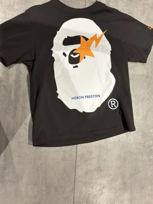 Svart Heron Preston x BAPE t-shirt - Bape collab tröja, ny pris 3000, fråga på vid minsta undring👍