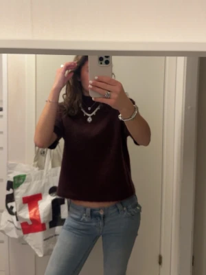 Stickad tröja - Säljer en mörkröd stickad polo med kortare ärmar från Gina tricot